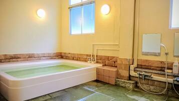 免費梳洗用品、風筒、拖鞋、提供毛巾