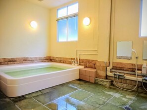 Amenidades de baño gratuitas, secadora de cabello, pantuflas, toallas 