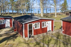 Huisje, gemeenschappelijke badkamer (Bromöbyn) | Uitzicht op de tuin