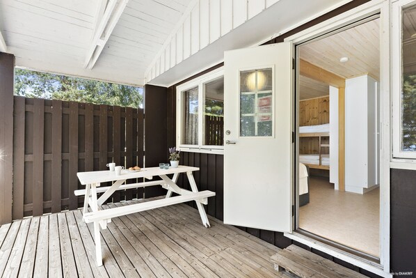 Huisje (Torsöstuga) | Terras