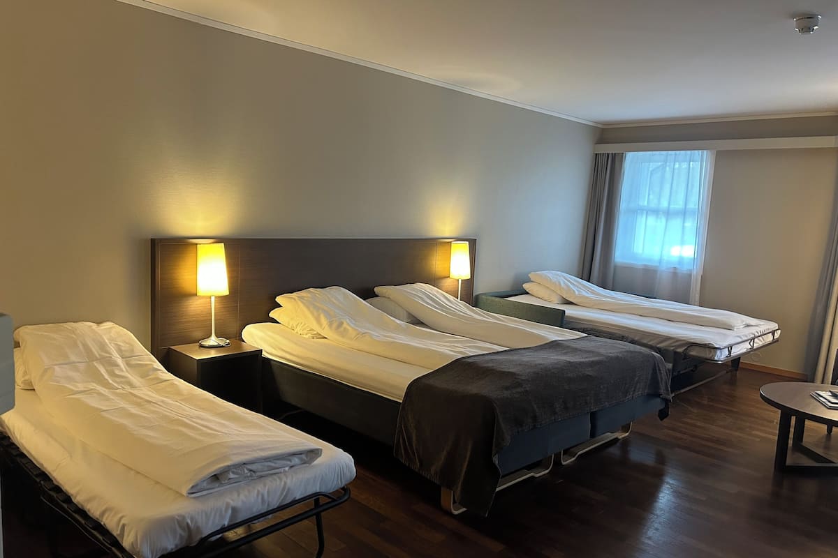 familierom (frittliggende bygning) | 1 bedroom, pillow-top beds, desk, blackout curtains