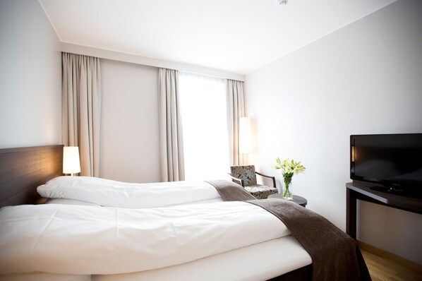 Habitación doble Confort | Camas con pillow-top, escritorio, cortinas blackout y insonorización 