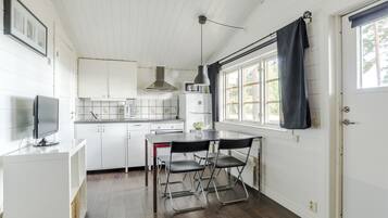 Cabin (Skärgårdsstugan), 2 bedrooms, 1 living room | Eigene Küche | Kühlschrank, Ofen, Herdplatte, Kochgeschirr/Geschirr/Besteck