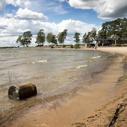 På stranden