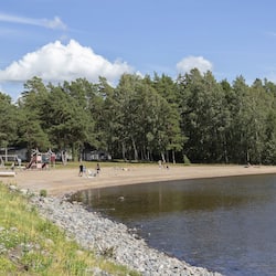 På stranden