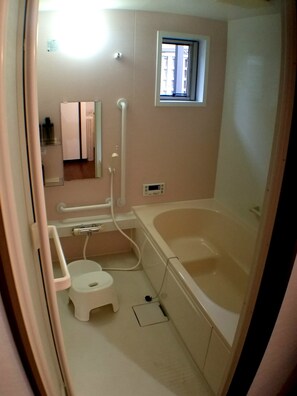 Quarto standard | Banheiro | Banheira e chuveiro separados, produtos de toalete grátis