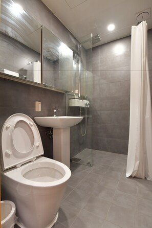 Habitación superior, 1 cama de matrimonio, no fumadores (1) | Baño | Ducha, artículos de higiene personal gratuitos y toallas