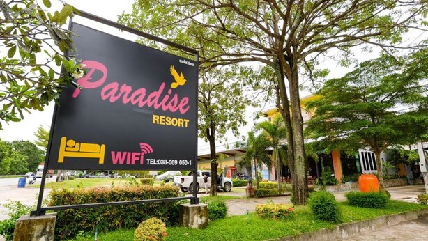Naamplaatje voor Paradise Resort, met een WIFI-symbool en een telefoonnummer.