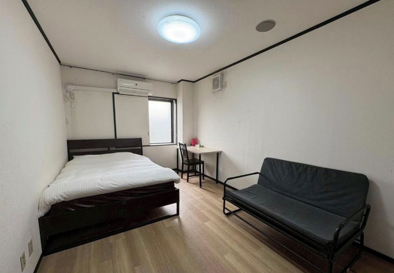 Eenvoudige tweepersoonskamer | Een bureau, gratis wifi, beddengoed