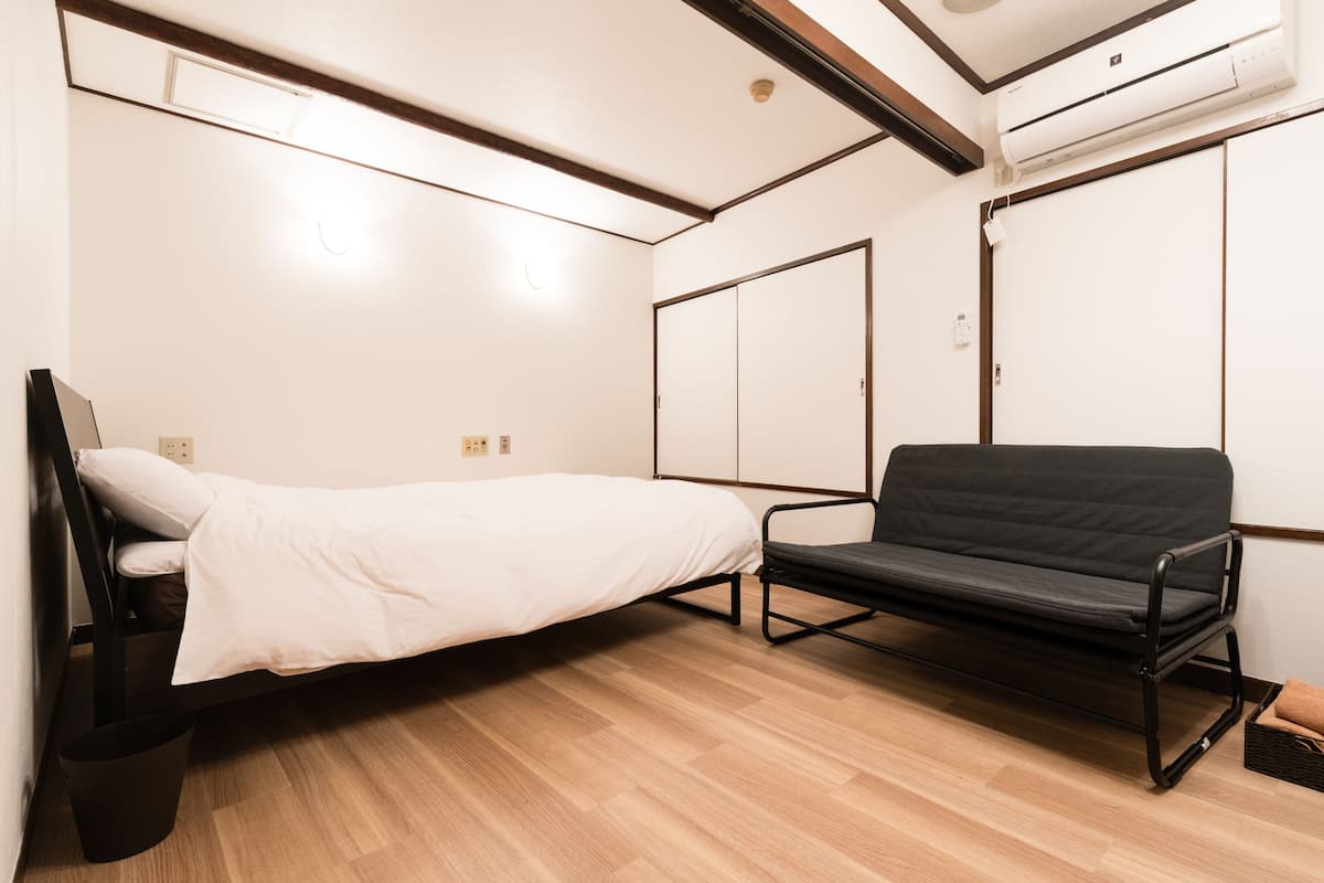 Een bureau, extra bedden, gratis wifi, beddengoed