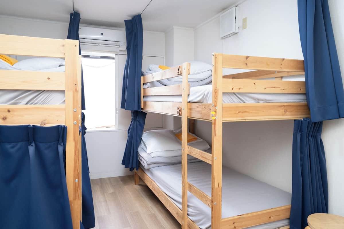 Een bureau, extra bedden, gratis wifi, beddengoed