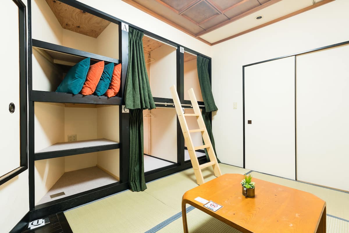 Kamer (4Beds with Private Bath and Toilet) | Een bureau, extra bedden, gratis wifi, beddengoed