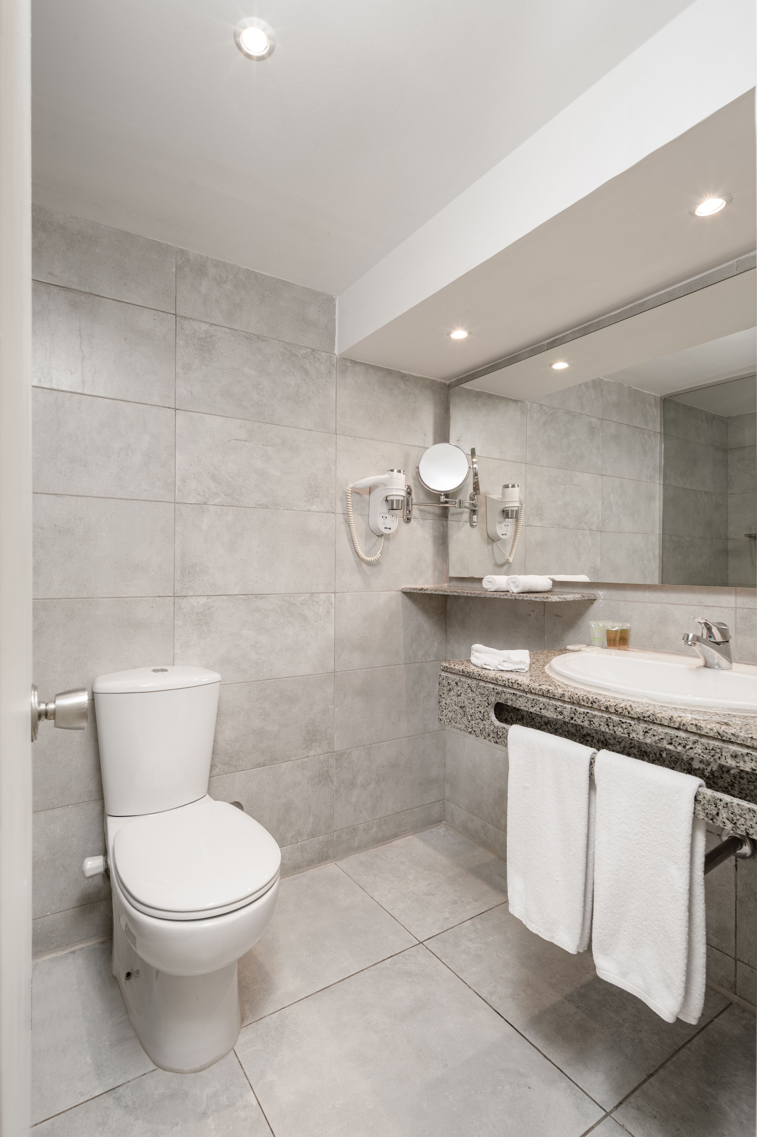 shower, free toiletries, hair dryer, bidet