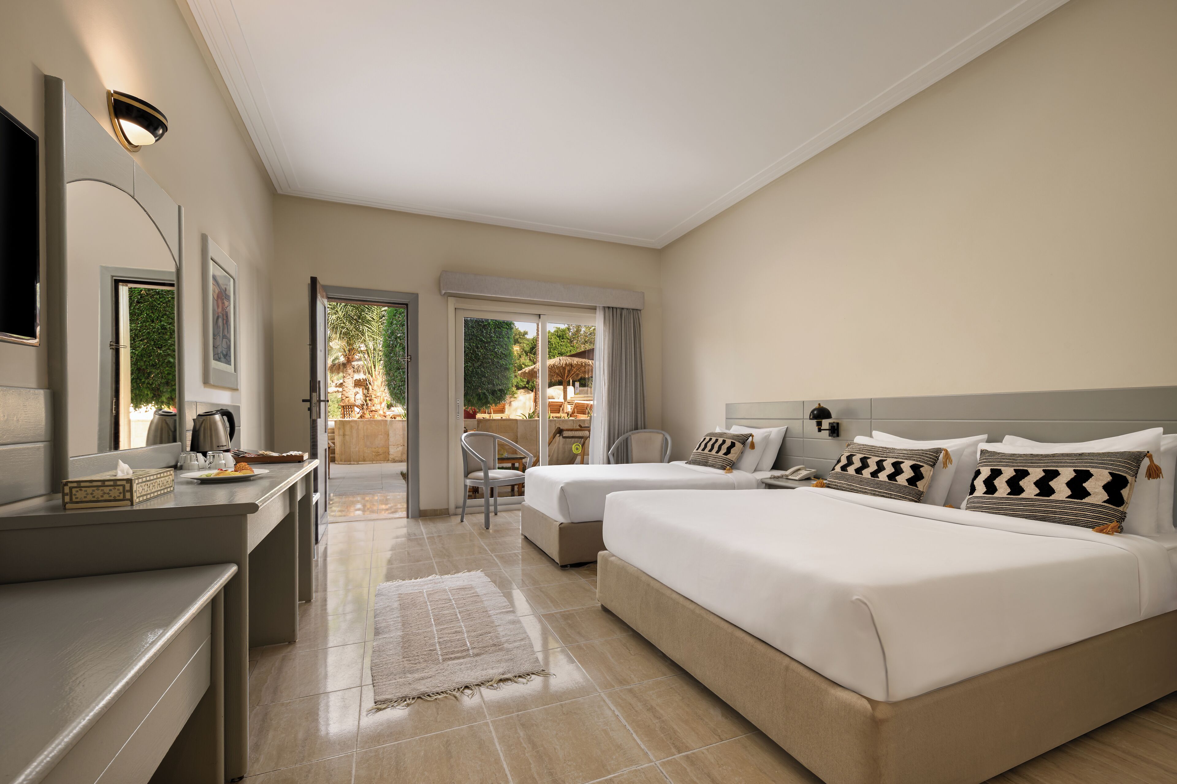 1 habitación, caja de seguridad en la habitación y escritorio 