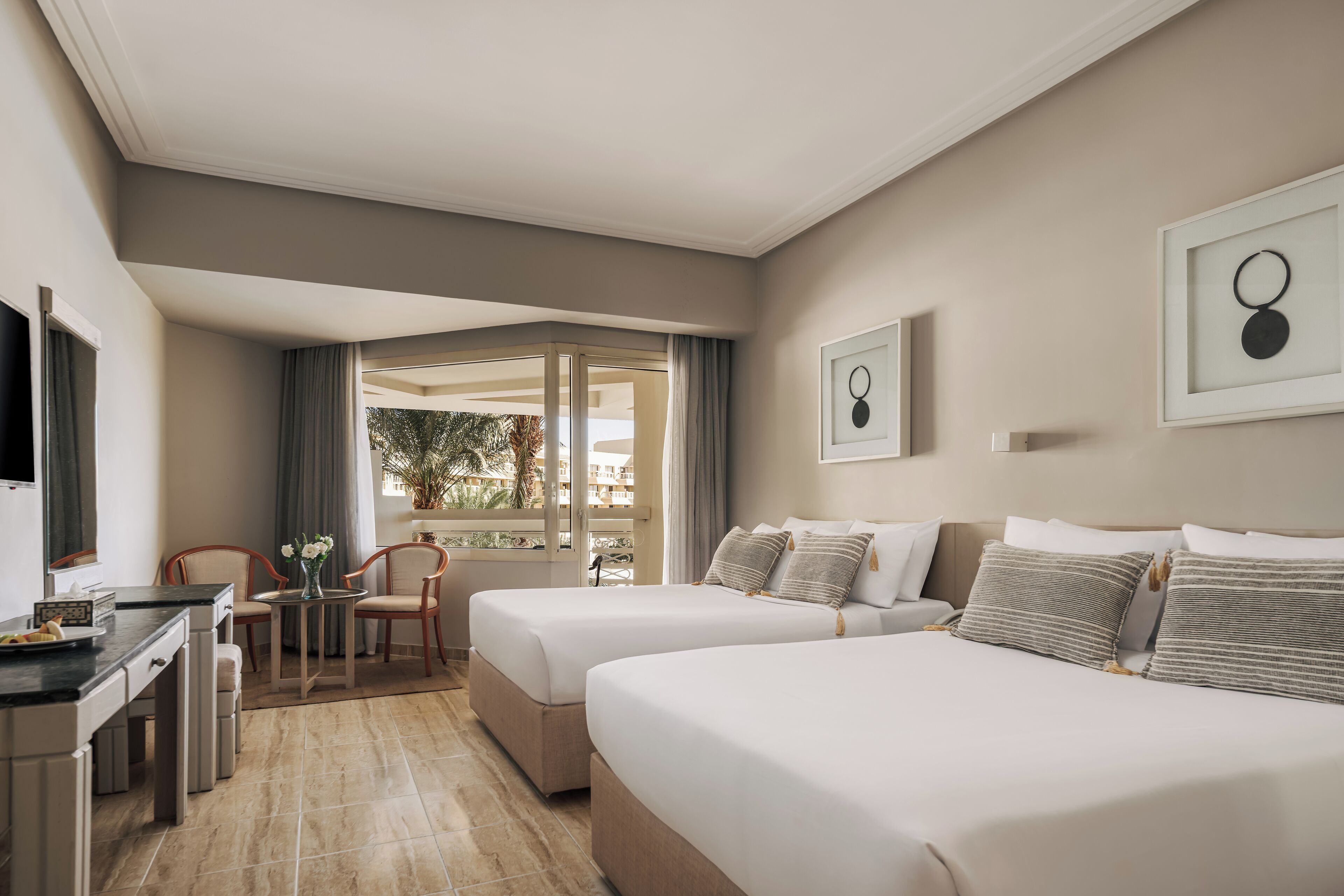 1 habitación, caja de seguridad en la habitación y escritorio 