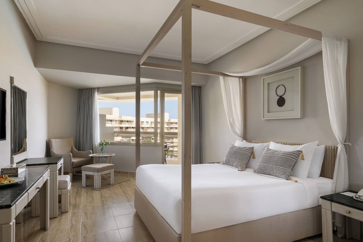 Deluxe Room | 1 bedroom, in-room safe, desk, laptop workspace