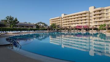 2 outdoor pools, free cabanas, pool umbrellas