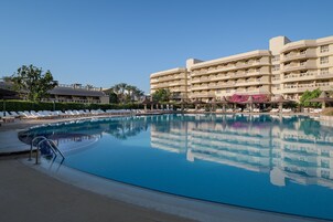 2 piscinas externas, barracas de cortesia, guarda-sóis