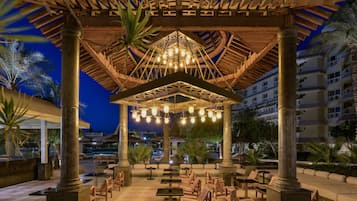 7 bares o lounges, 2 bares en la playa, bar junto a la alberca