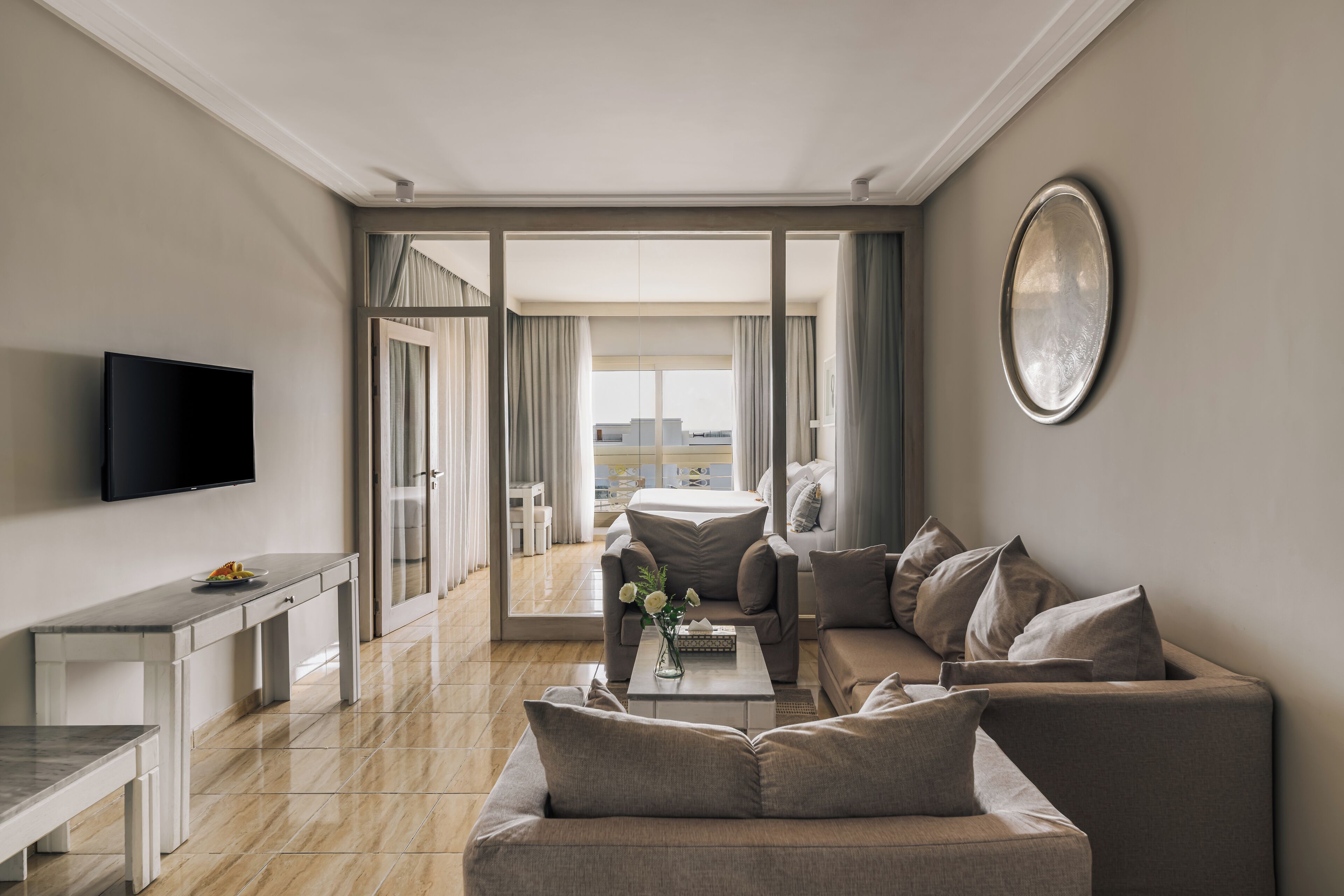 Televisión de pantalla plana, mesa de ping pong