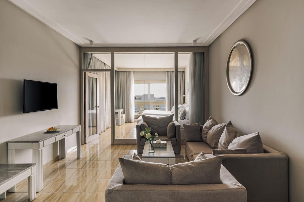 Deluxe Suite (Family) | Living area | Flat-screen TV, ping pong