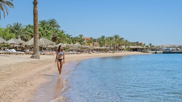 Playa privada, sillas reclinables de playa, sombrillas, toallas de playa