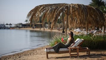 Privatstrand, Liegestühle, Sonnenschirme, Strandtücher
