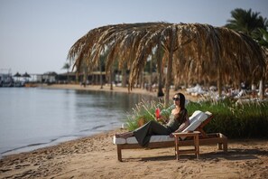 Plage privée, chaises longues, parasols, serviettes de plage