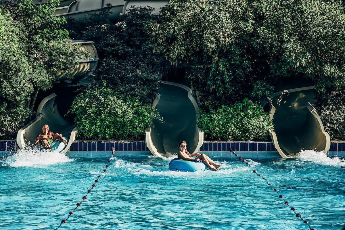 2 piscinas externas, barracas de cortesia, guarda-sóis