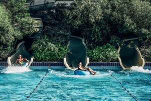 2 piscinas externas, barracas de cortesia, guarda-sóis