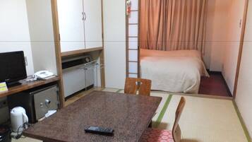 Kahden hengen standard-huone (kaksi sänkyä) (with Tatami Area) | Ruokailu omassa huoneessa