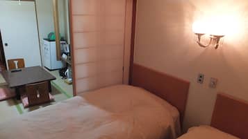 Chambre Standard avec lits jumeaux (with Tatami Area) | Coffres-forts dans les chambres, Wi-Fi gratuit, draps fournis