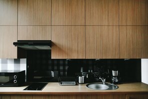 Apartment | Private kitchen | Fridge, microwave, stovetop, electric kettle - Blue Buddy - Hard Rock (Gdansk)