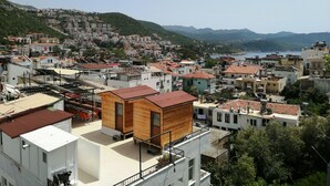 Un pueblo costero con edificios, una estructura de madera y vista al mar.