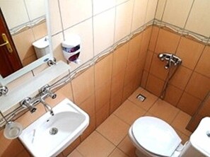 Shower, free toiletries, hair dryer, slippers - Hilal Pension (Kas)