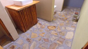 Bathroom sink - Irungu Forest Safari Lodge (Kasese)