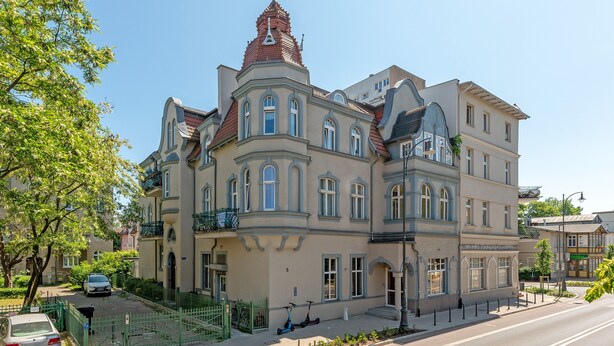 A large, historic building with multiple stories and ornate architectural details. - Oxford Family apartment in a quiet Sopot townhouse by Lion Apartments (Sopot)