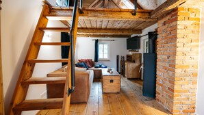 บ้านพักโรแมนติก, เตียงควีนไซส์ 1 เตียง, เตาผิง, วิวภูเขา | บริเวณนั่งเล่น