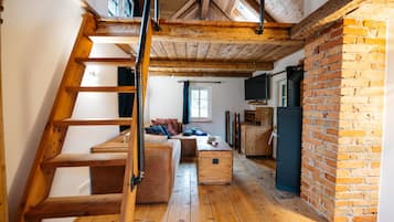 浪漫獨棟房屋, 1 張加大雙人床, 壁爐, 山景 | 起居區 | 平面電視、地暖系統