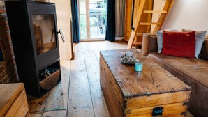 บ้านพักโรแมนติก, เตียงควีนไซส์ 1 เตียง, เตาผิง, วิวภูเขา | วิวจากห้องพัก