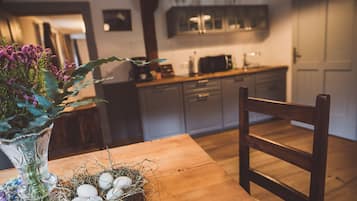 Apartamento superluxo, 1 cama King e sofá-cama, para não fumantes, vista para a montanha | Opções para refeição no quarto