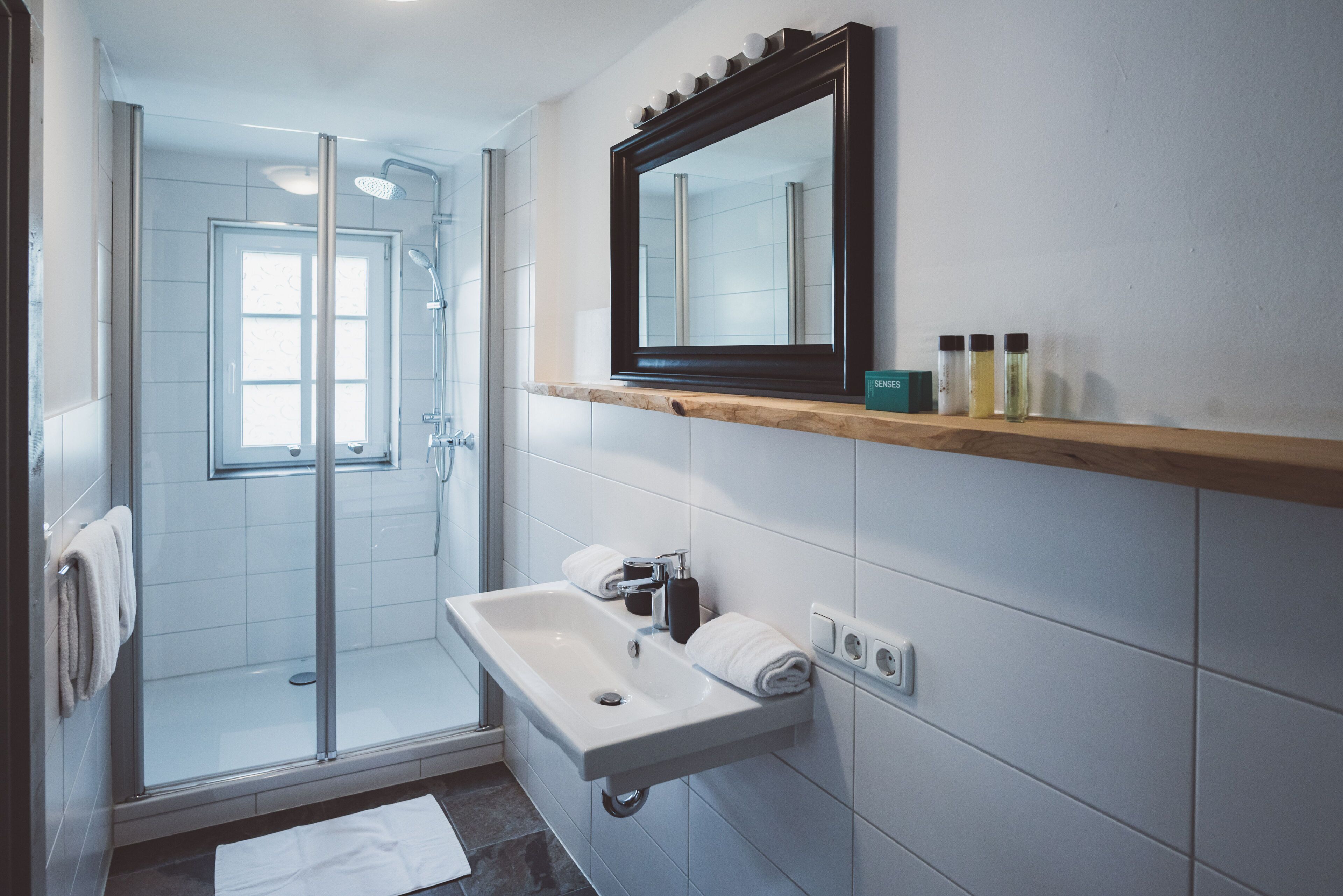Panoramic-Apartment, 1 Queen-Bett und Schlafsofa, Nichtraucher, Bergblick | Badezimmer | Dusche, kostenlose Toilettenartikel, Haartrockner, Handtücher