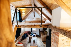 Romantisch huis, 1 queensize bed, open haard, uitzicht op bergen | Woonruimte | Flatscreentelevisie en vloerwarming