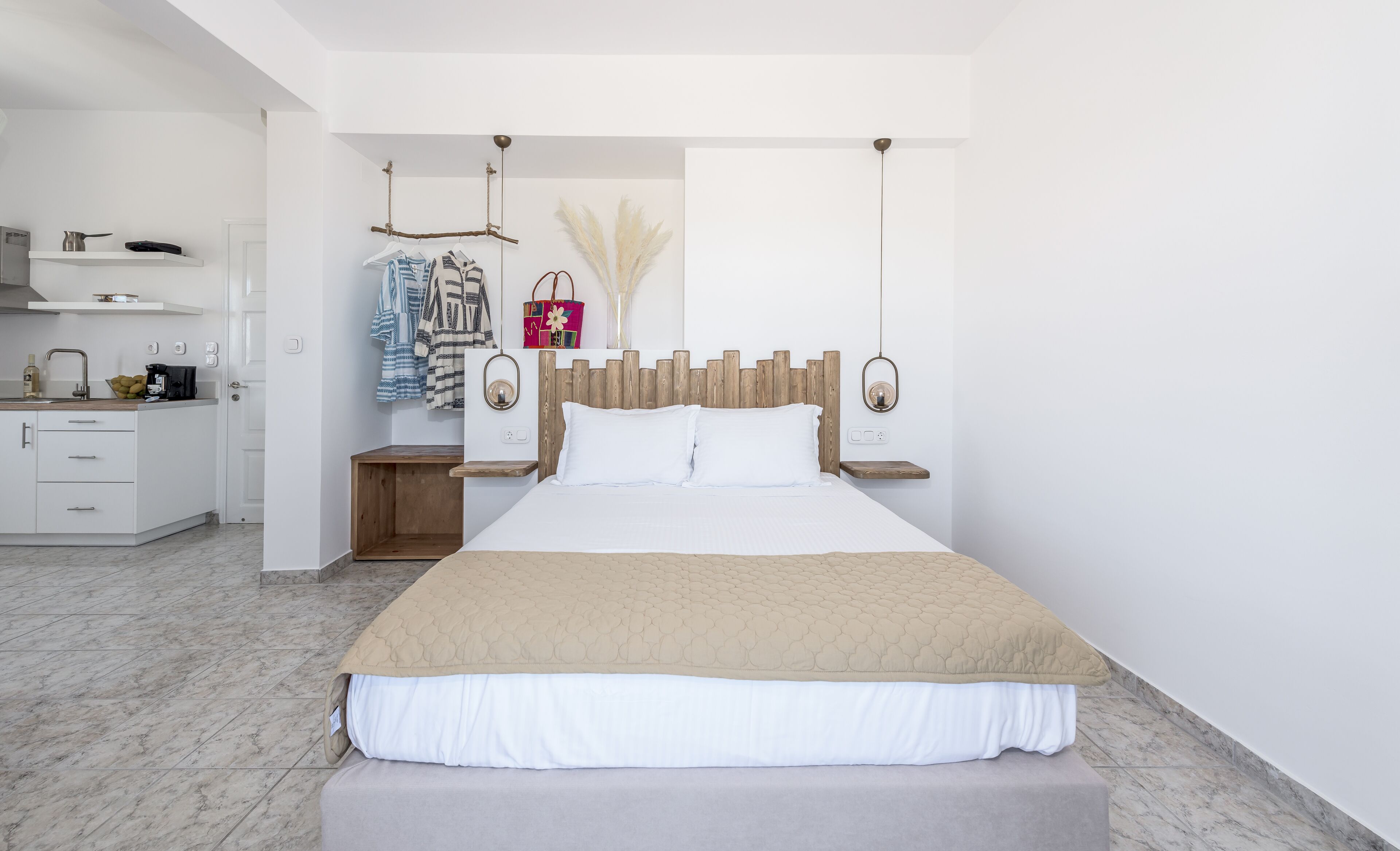 Muebles diferentes y espacio para trabajar con laptop 