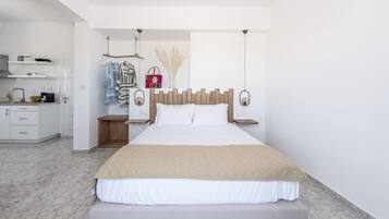 Muebles diferentes y espacio para trabajar con laptop