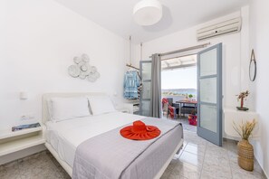 غرفة سوبيريور مزدوجة | طراز فريد لكل وحدة ومساحة عمل للكمبيوتر المحمول وتجهيزات عازلة للصوت