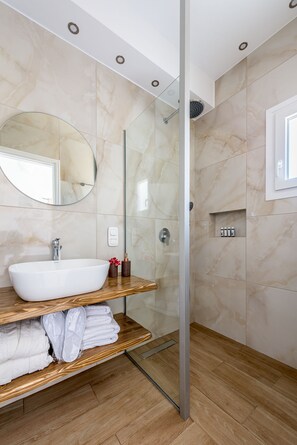 Habitación Deluxe doble | Baño | Ducha, artículos de higiene personal gratuitos y secador de pelo