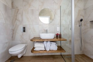 Chambre Double Deluxe | Salle de bain | Douche, articles de toilette gratuits, sĂšche-cheveux