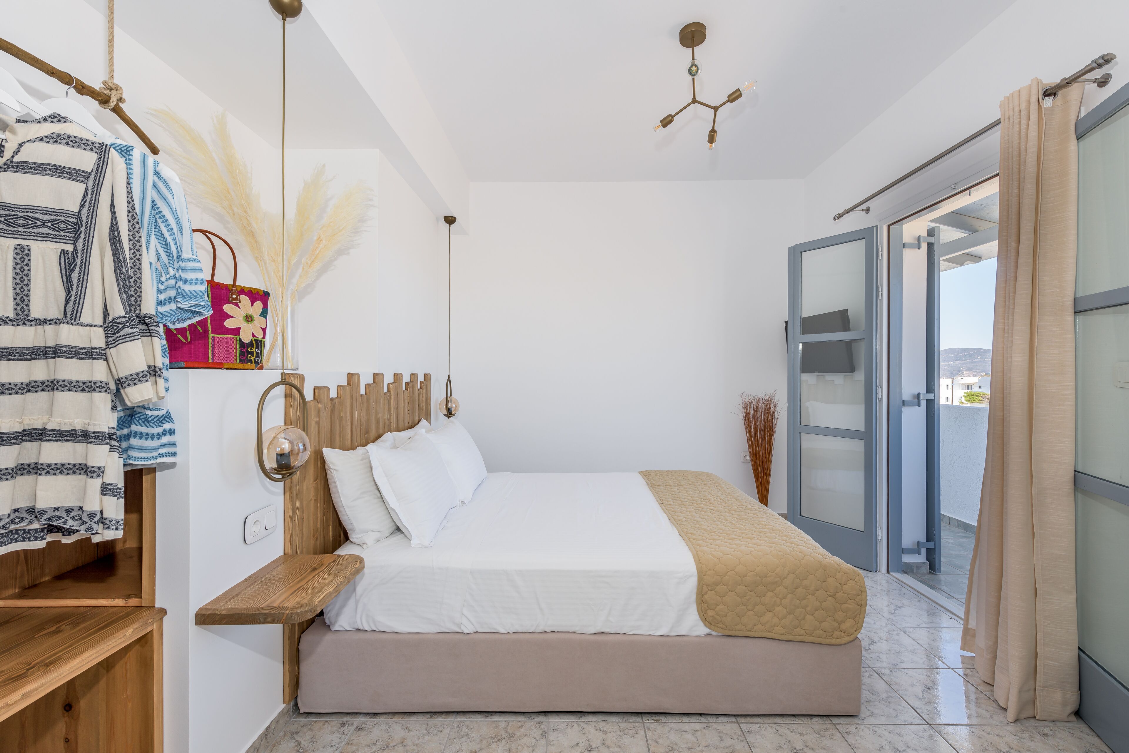 Deluxe Double Room | Laptop workspace, soundproofing, WiFi (free), individually furnished