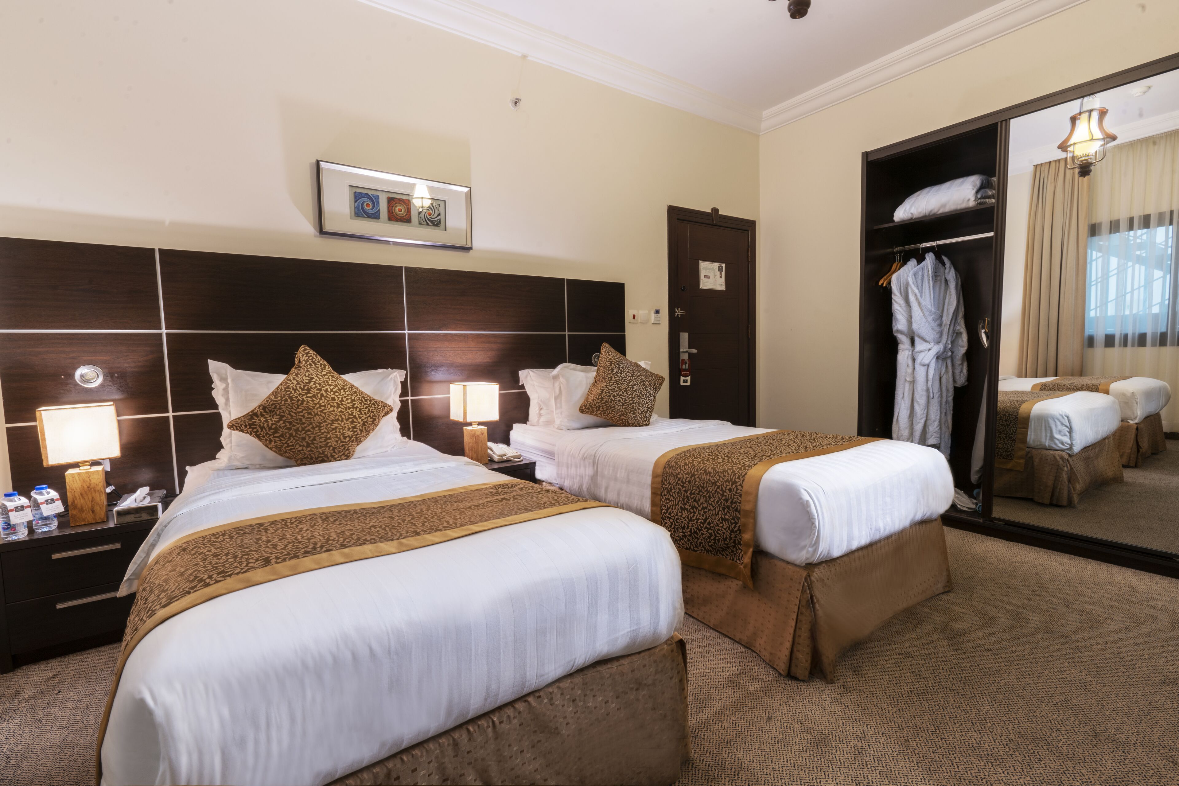 Camera Superior con 2 letti singoli | Minibar, una cassaforte in camera, una scrivania, tende oscuranti